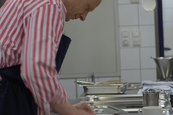 #4_1_DSC6407 Der Schlossherr in der Küche